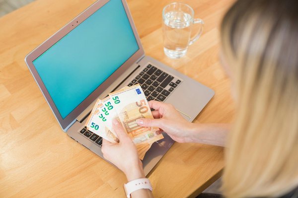 Générer un revenu complémentaire en ligne : astuces et stratégies